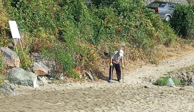 85-годишен дядо с два бастуна събира фасове от плаж