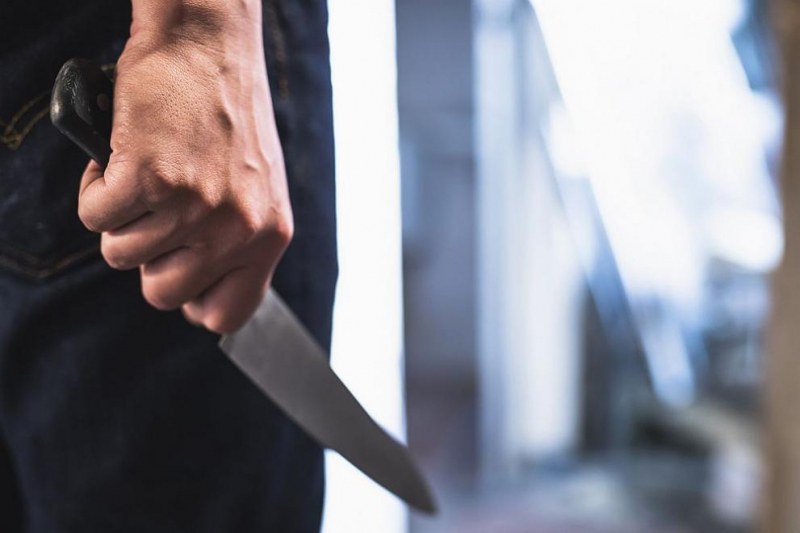 Масов бой пред заведение, мъж е наръган с нож