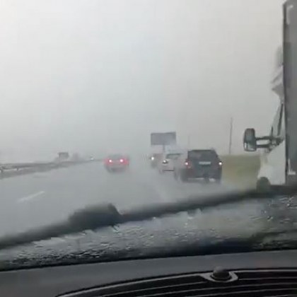 Буря и порой удариха София, коли спират в аварийната на "Хемус" ВИДЕО
