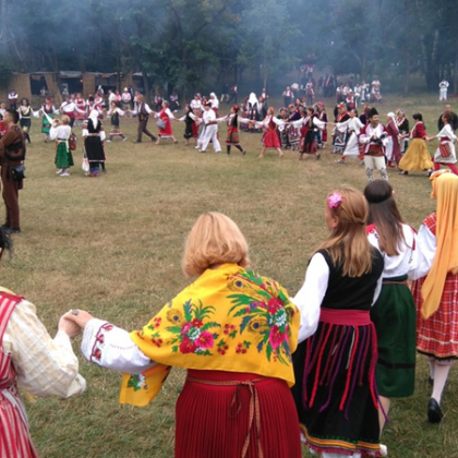 Възрожденска атмосфера обвързана с фолклора но Welcome to Bulgaria