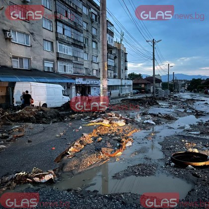 Пожарникари спасиха бедстващи хора в Карлово, очакват се нови валежи СНИМКИ
