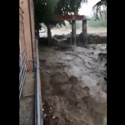 Река мина през двора на карловско училище  ВИДЕО