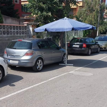 Как да предпазим колата си от жаркото слънце? С градински чадър! СНИМКА