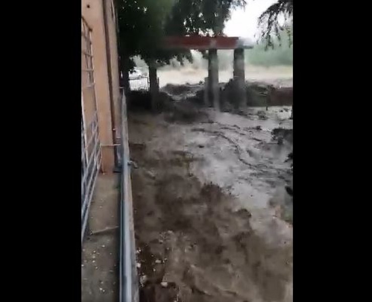 Река мина през двора на карловско училище  ВИДЕО