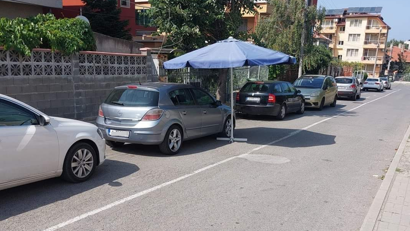 Как да предпазим колата си от жаркото слънце? С градински чадър! СНИМКА