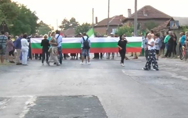 Жители на няколко села край Стара Загора блокираха път