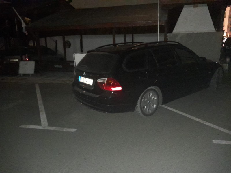 Автомобили от заведение паркират нагло на платено место СНИМКИ