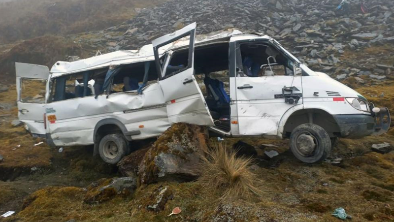 Бус с туристи падна в пропаст, има загинали и ранени ВИДЕО