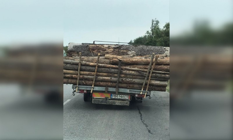 Килнат от тежък товар камион си джитка край Пловдив СНИМКИ
