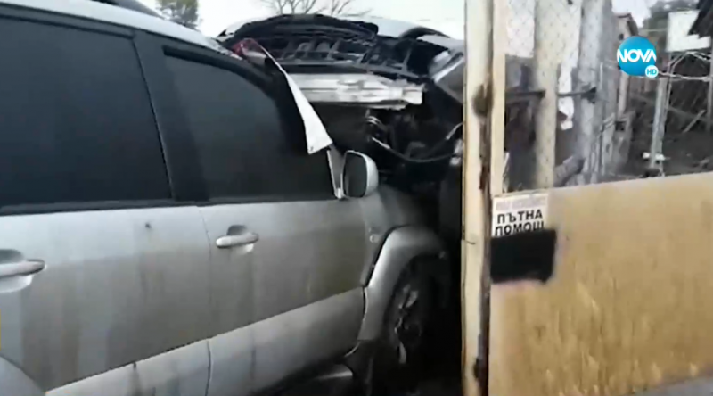 Кола връхлетя бус и "кацна" върху друг автомобил ВИДЕО