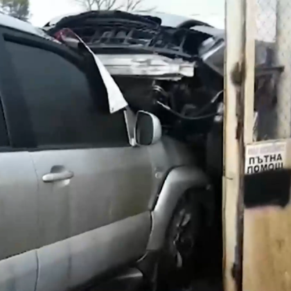 Кола връхлетя бус и "кацна" върху друг автомобил ВИДЕО