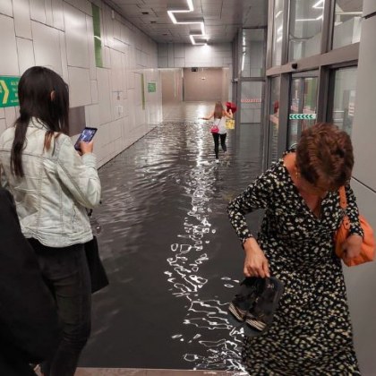 Станция на метрото е под вода