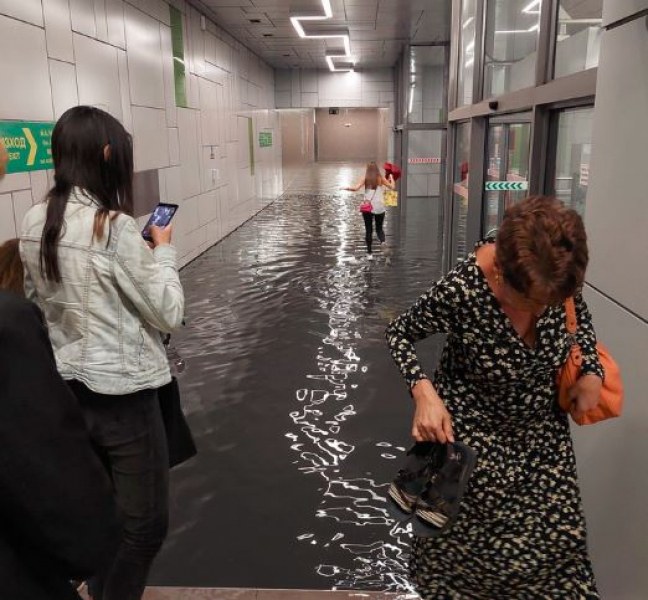 Станция на метрото е под вода