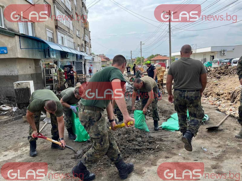 Военните се притекоха на помощ в Карлово! Общината си изми ръцете за затлаченото дере