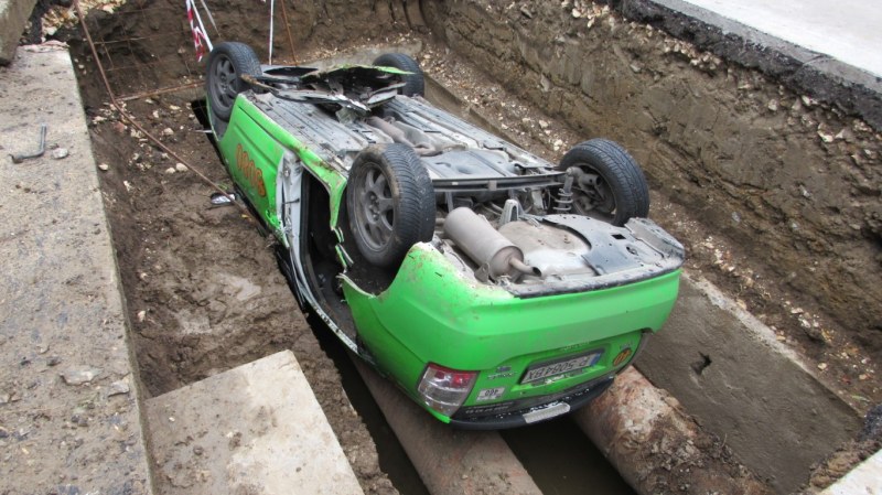 Инцидент! Такси се обърна по таван в изкоп СНИМКИ