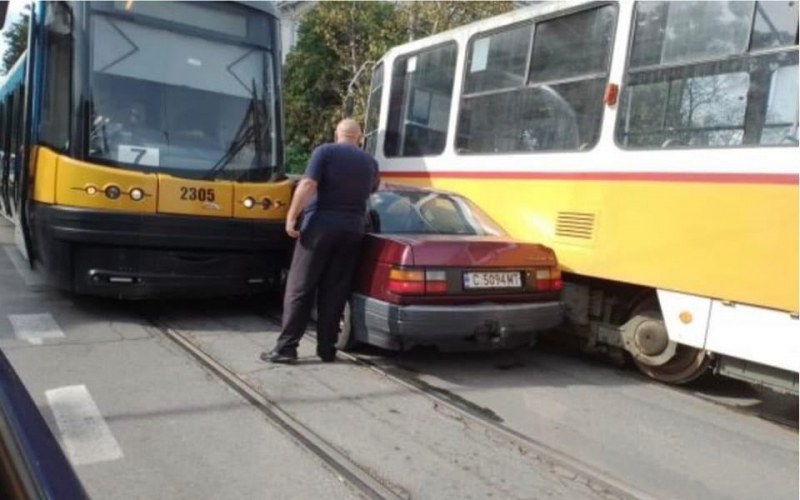 Катастрофа между кола и два трмвая стана днес в София.