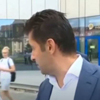 Бившият премиер Кирил Петков сръчка с лакът журналиста Николай Караколев