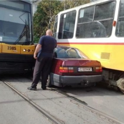 Катастрофа между кола и два трмвая стана днес в София