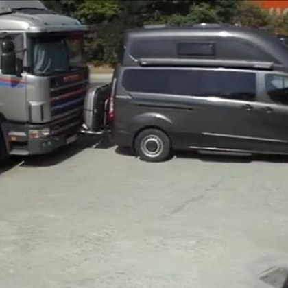 Шофьор на бус е ударил камион във Варна докато се