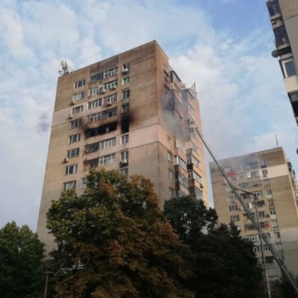 Страшният пожар в жилищния блок взе жертва ВИДЕО+СНИМКИ