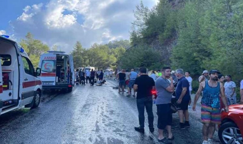 Множество туристи загинаха в тежка катастрофа - други са ранени СНИМКИ
