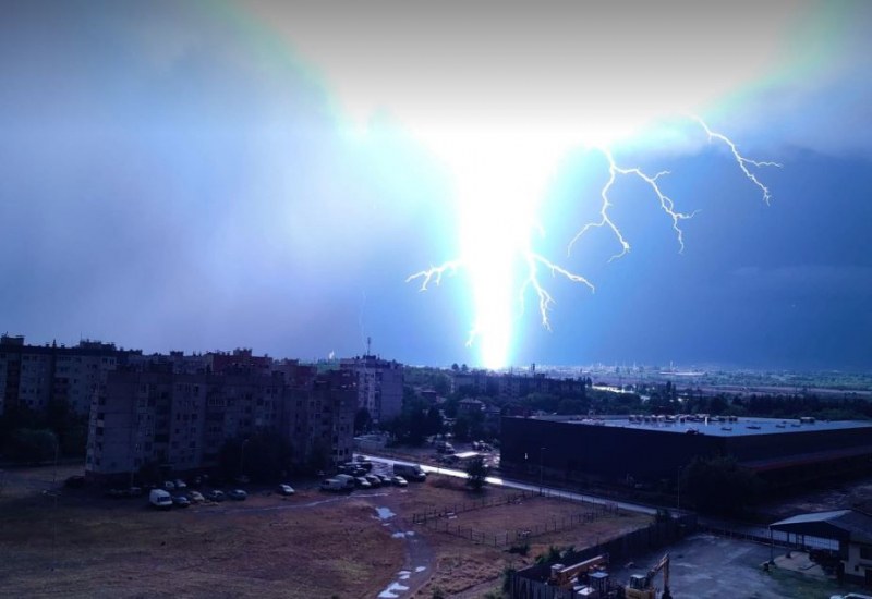 Силна гръмотевична буря удари района на Стара Загора, Хасково и