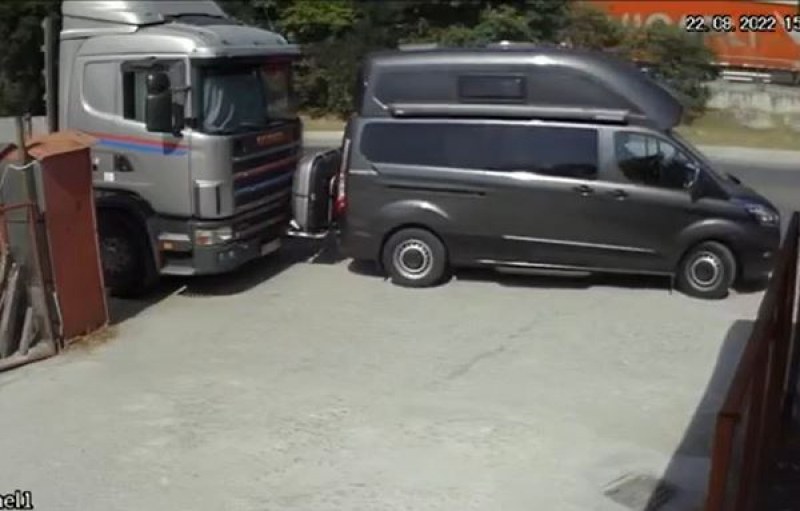 Шофьор на бус е ударил камион във Варна, докато се