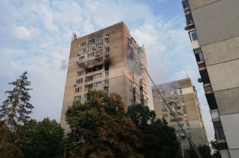 Страшният пожар в жилищния блок взе жертва ВИДЕО+СНИМКИ