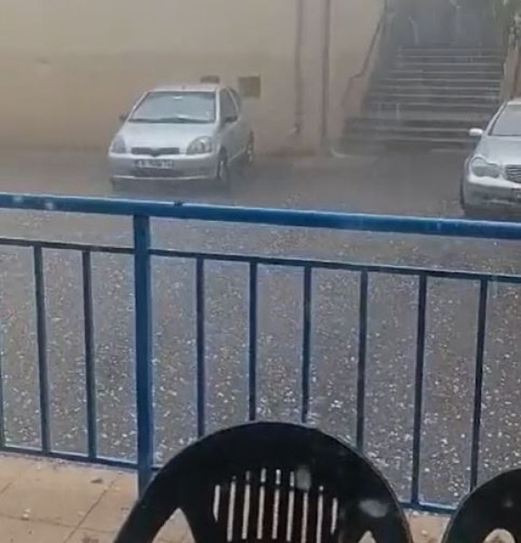 Обилен дъжд вали в Бургаско.В квартал Ветрен само преди минути