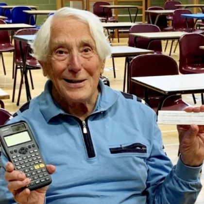 92 годишен мъж е най възрастния ученик във Великобритания Той е издържал