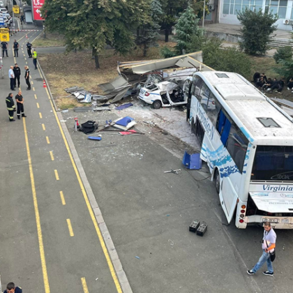 Автобусът с мигранти който удари патрулна кола в Бургас и