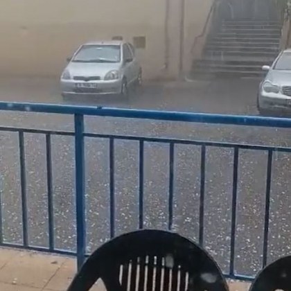 Обилен дъжд вали в Бургаско В квартал Ветрен само преди минути
