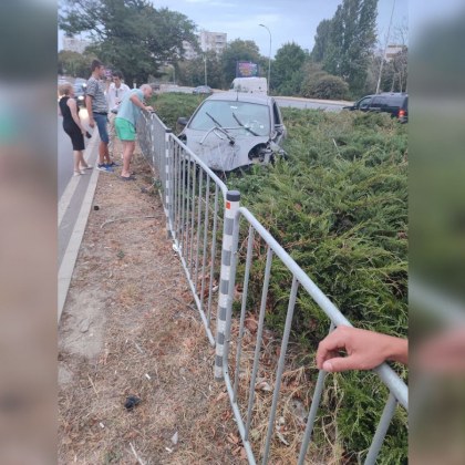 Тежка катастрофа във Варна - колата е смазана в храстите СНИМКА