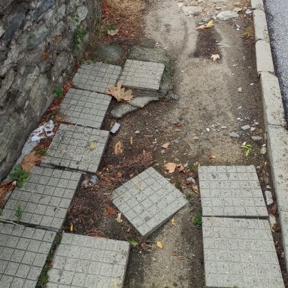 Тротоар носи спомен за съществуването си в Карлово Плочки подредени
