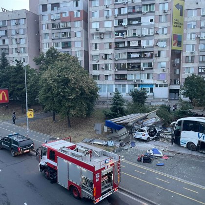 ВИДЕО запечата момента на сблъсъка между патрулката и автобуса в Бургас