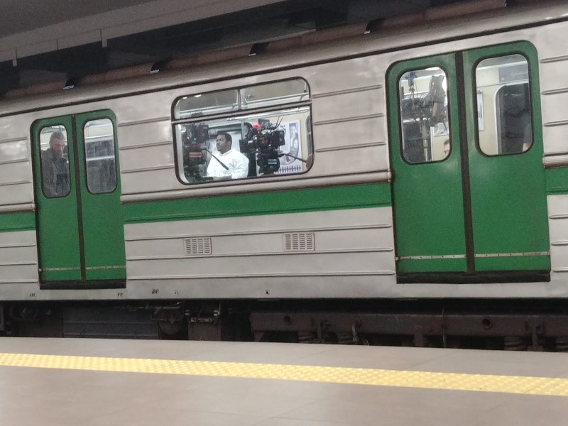 Снимки на популярен екшън филм в метрото озадачиха столичани