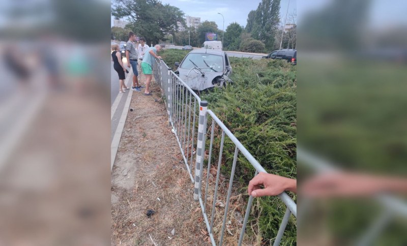Тежка катастрофа във Варна - колата е смазана в храстите СНИМКА