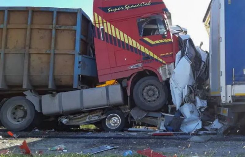 Верижна катастрофа между два тежкотоварни камиона и две коли затруднява