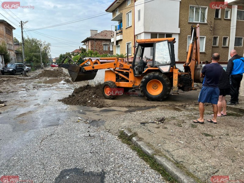 Какво се случи с две засегнати улици от пороя в Карлово?