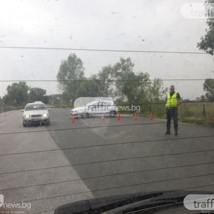 Челен сблъсък между бус и лек автомобил е станал между