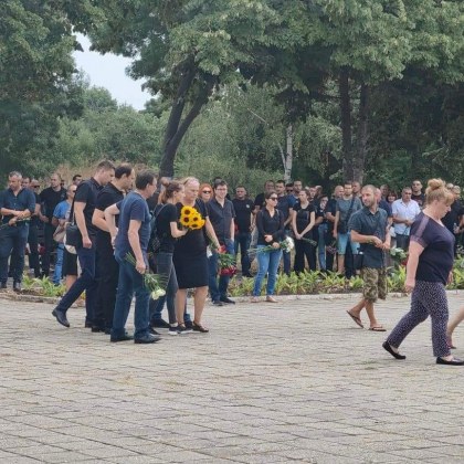 Стотици хора изпратиха полицаите Йордан Илиев и Атанас Градев в Бургас