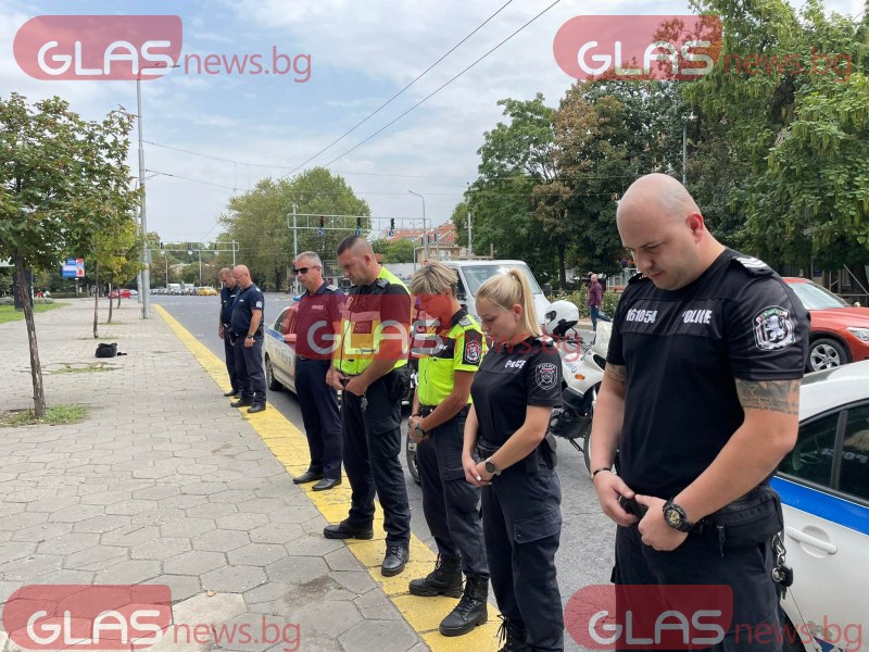 Полицаи от Пловдив с минута мълчание в почит на загиналите си колеги  СНИМКИ