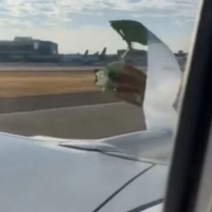 Пътници на полет на Alaska Airline заснеха как капакът на реактивен