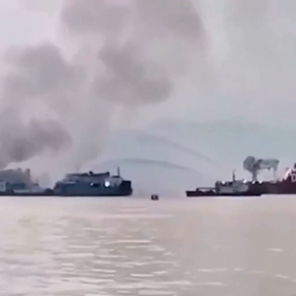 Пожар се разрази на пътнически кораб превозващ 82 души на