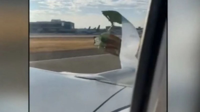 Пътници заснеха ВИДЕО как част от двигател се откъсва по време на полет
