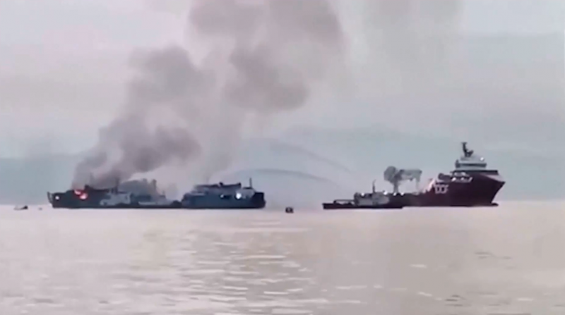 Пожар лумна на пътнически кораб във Филипините ВИДЕО