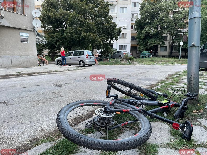 ВИДЕО показва как лек автомобил помете колоездач в Пловдив