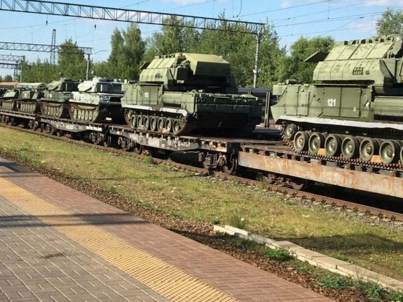 Ешелони с артилерия, ПВО и танкове се движат към Украйна ВИДЕО