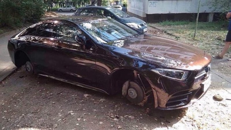 Луксозен автомобил остана без гуми и джанти в София. Возилото