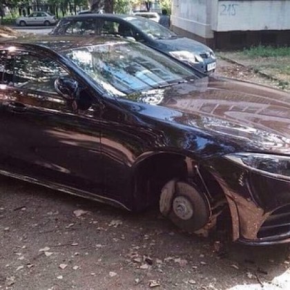 Луксозен автомобил остана без гуми и джанти в София Возилото